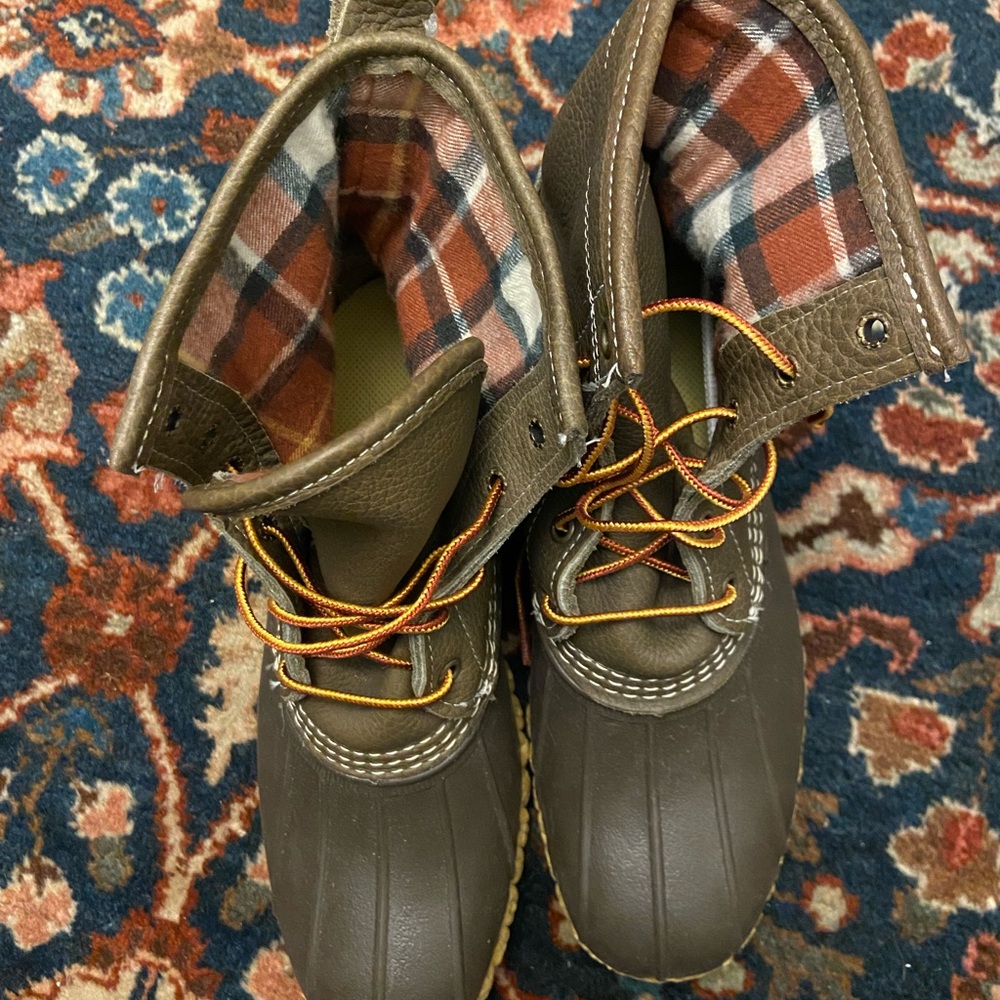 L.L.Bean 8” flannel-lined thinsulate olive green bean boots. Women’s size 9.